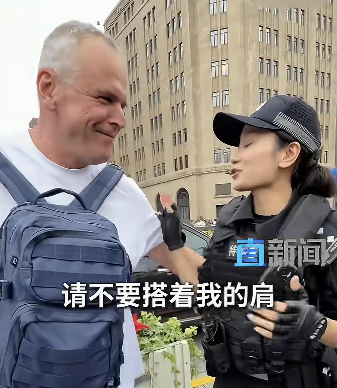 合影可以，故意肢体触碰不行！国庆期间，上海外滩迎来一大批外国友人，一位身材高大