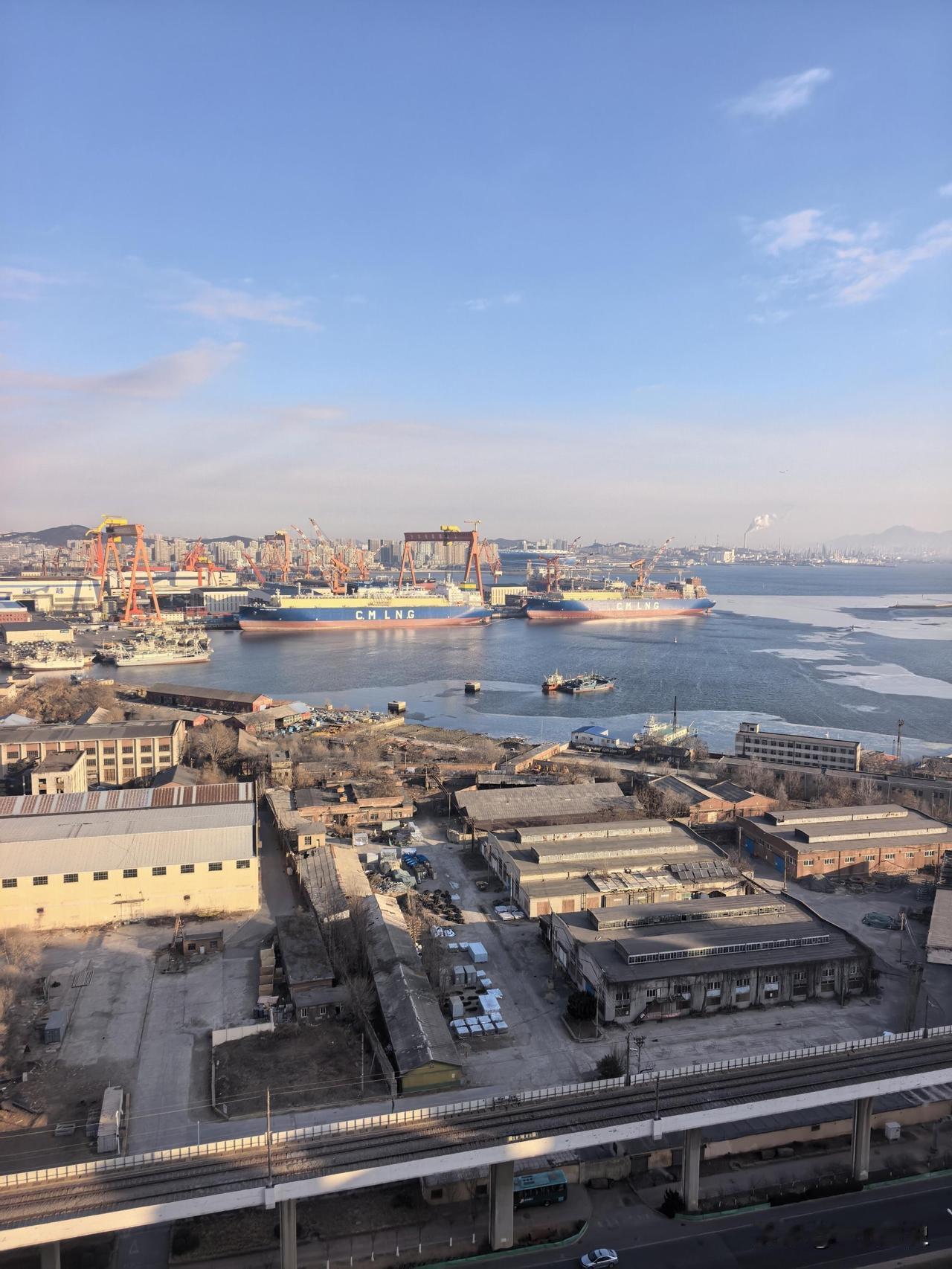 太搞笑了，都已经装到甲板了，那个号称是屏蔽箱的玩意儿仍然在那里。这叫歪打正着，还