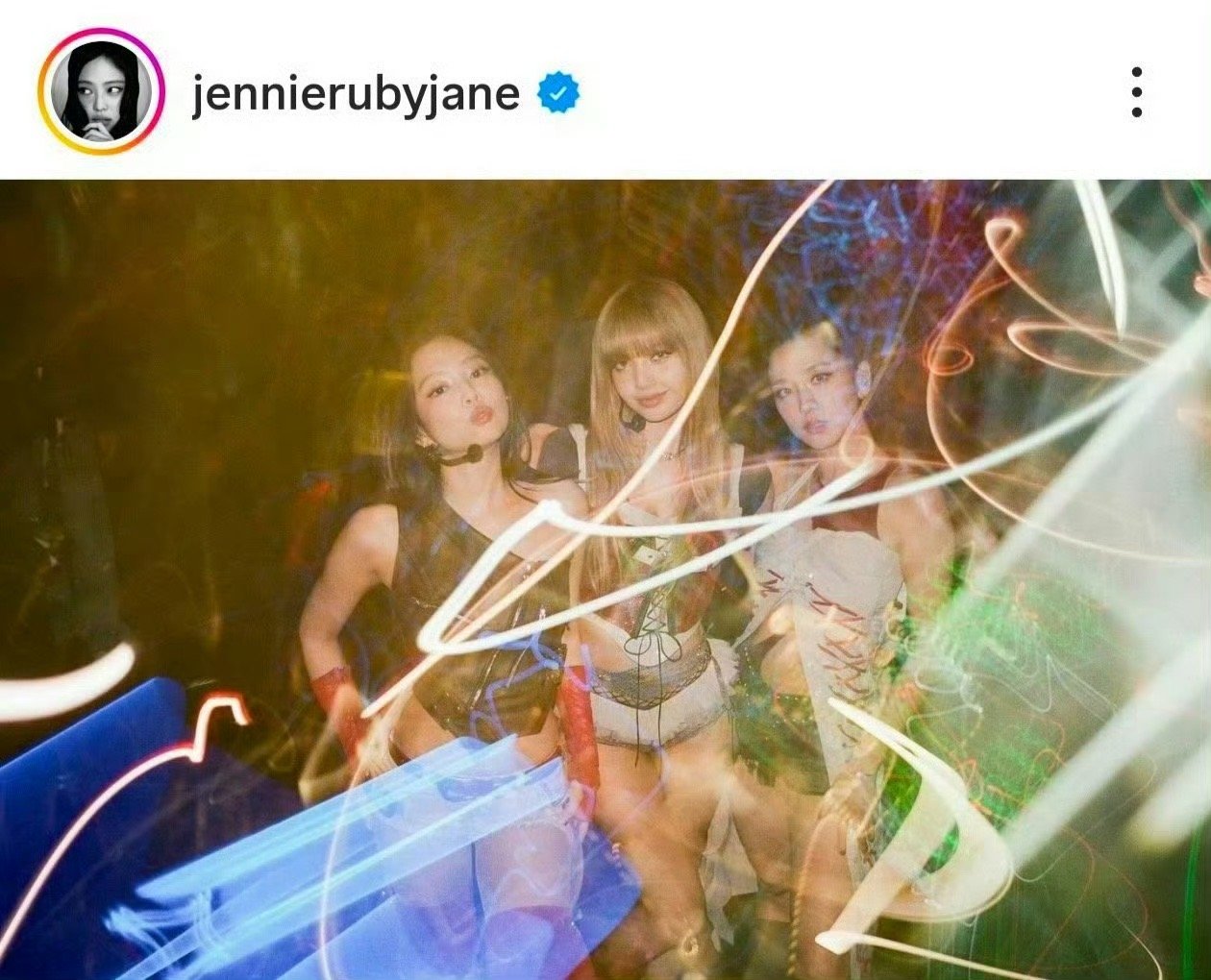 关于Jennie删除与朴彩英（ROSÉ）合照的事件，结合多方信息整理如下：📌