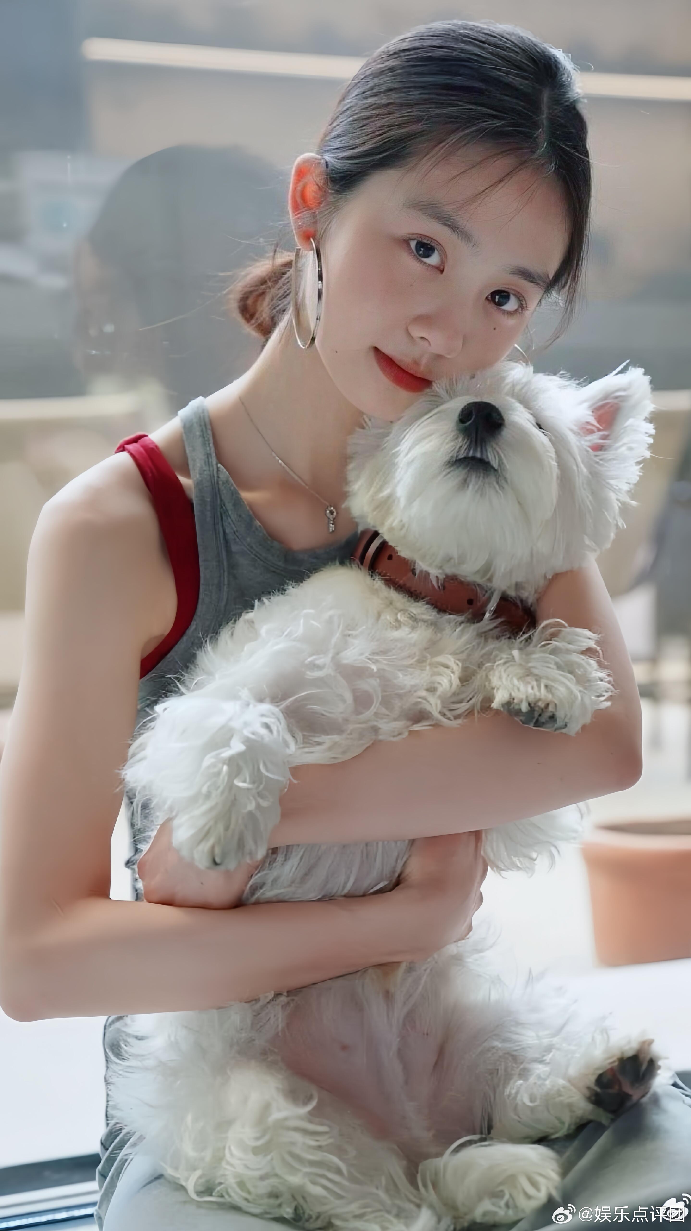 黄多多女明星完成时救命！黄多多这气质也太杀我了吧！又高又瘦，笑意盈盈打个招呼我都