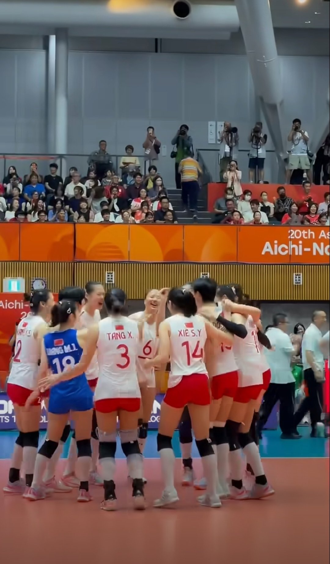 #日本观众也为中国女排鼓掌#名古屋亚运女排决赛太燃！中国女排3‑0击败东道主日本，实现亚运三连冠。第