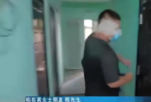 “太狗血了！”湖北武汉，一女子洗完澡光着上身躺在床上休息，却不料，一名陌生男子突