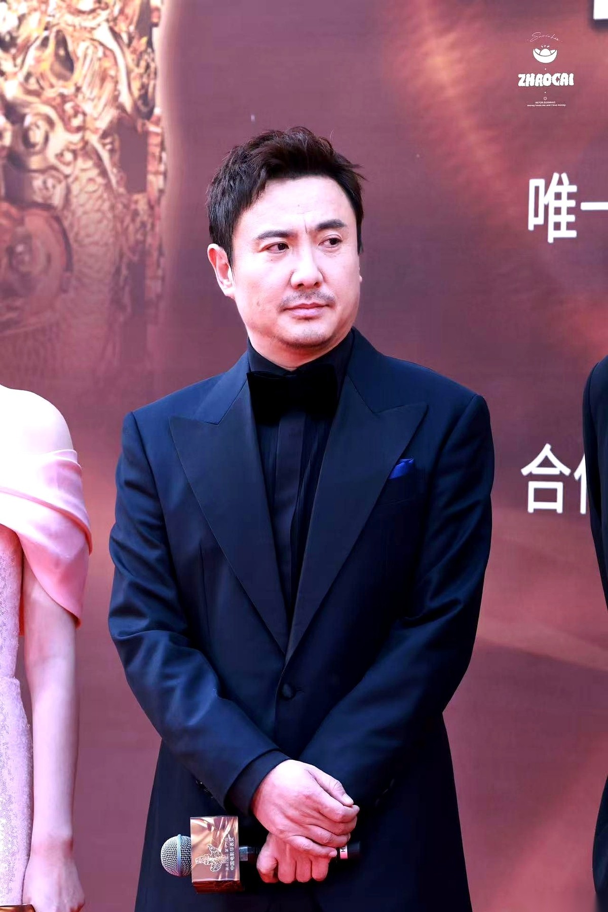 一段网传的综艺片段里，沈腾半开玩笑半认真地交了个底：从去年到现在，整整九个月没进过剧组了。这话要是放