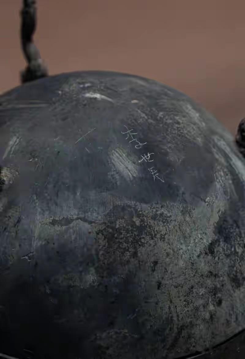 战国青铜器上刻着清晰亮眼的白色大字“李世民”，这可是战国青铜器，价值连城，举世无