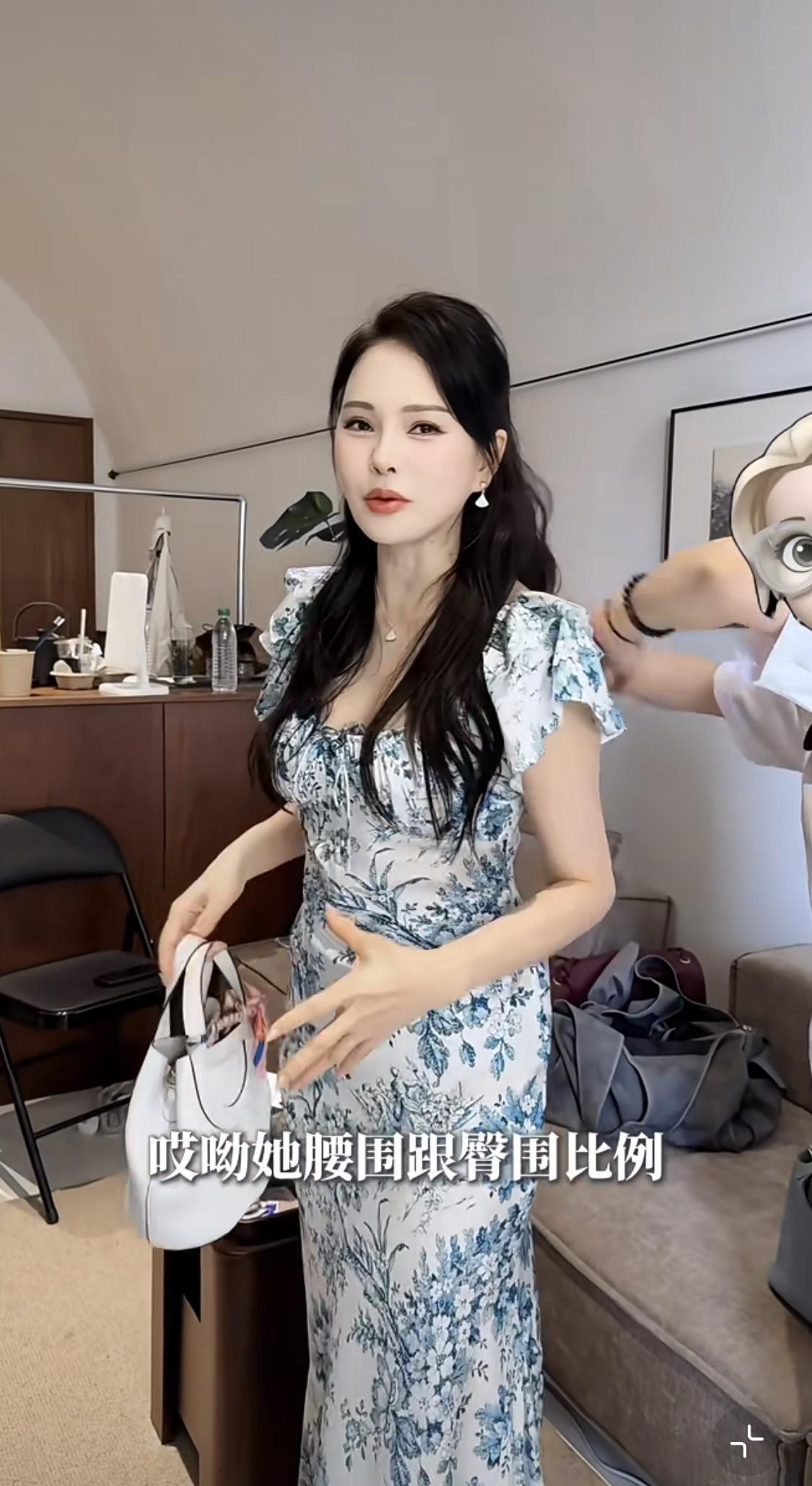 伊能静在线回应自己的腰臀曲线比例，《妻子的浪漫旅行》开播，伊能静长裙造型，腰