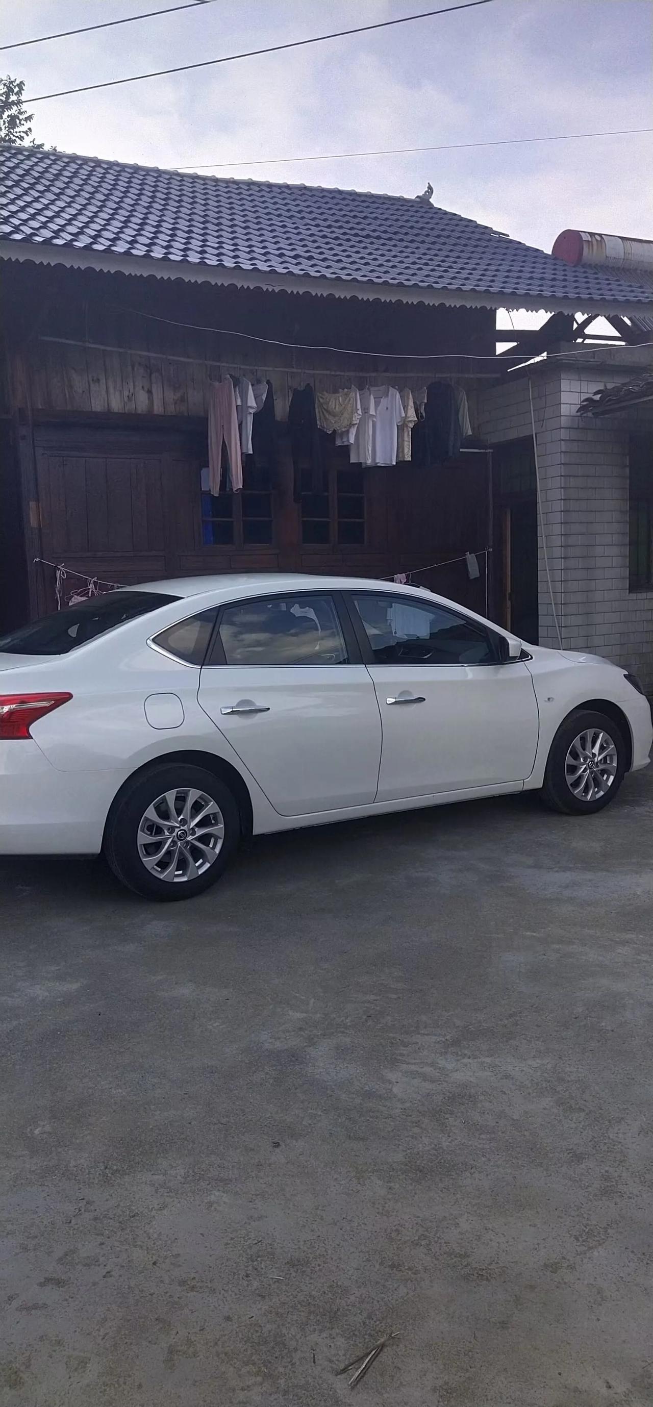 这是我的轩逸刚提回来几天没贴膜的样子后面去贴了全车隔热隐私膜