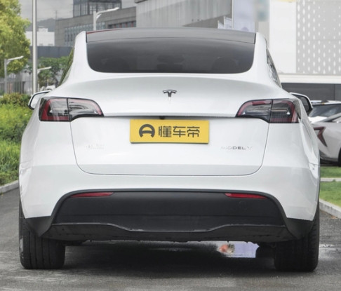 那么ModelY换新在哪？第一，外观的换新。老款是独立的前后大灯，而新款则