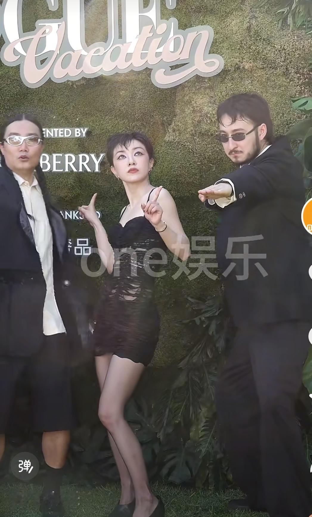 郭采洁这是咋了？开始玩抽象了吗？近日郭采洁出席活动，小编差点没认出来，一身吊