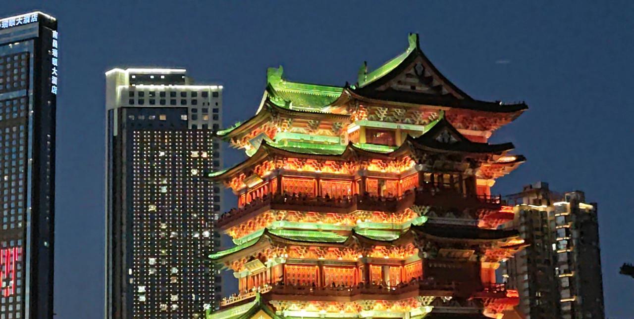 滕王阁的夜景，还是颇有一些档次的。这里应该是南昌夜景非常漂亮的区域。