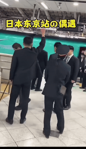 高市早苗直接被无视了，简直就像一个普通老太太。这是路人拍