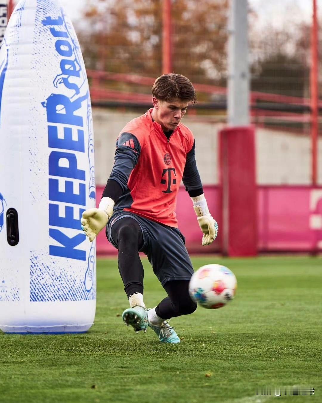 拜仁俱乐部的秘密实验室？在拜仁训练场上，一个小细节正带来巨大改变：球员们耳垂上