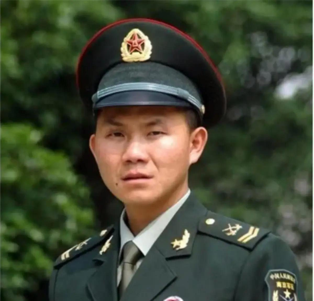 🌞2007年，一位军人在部队接受领导检查工作时，领导突然发现这位士兵的额头