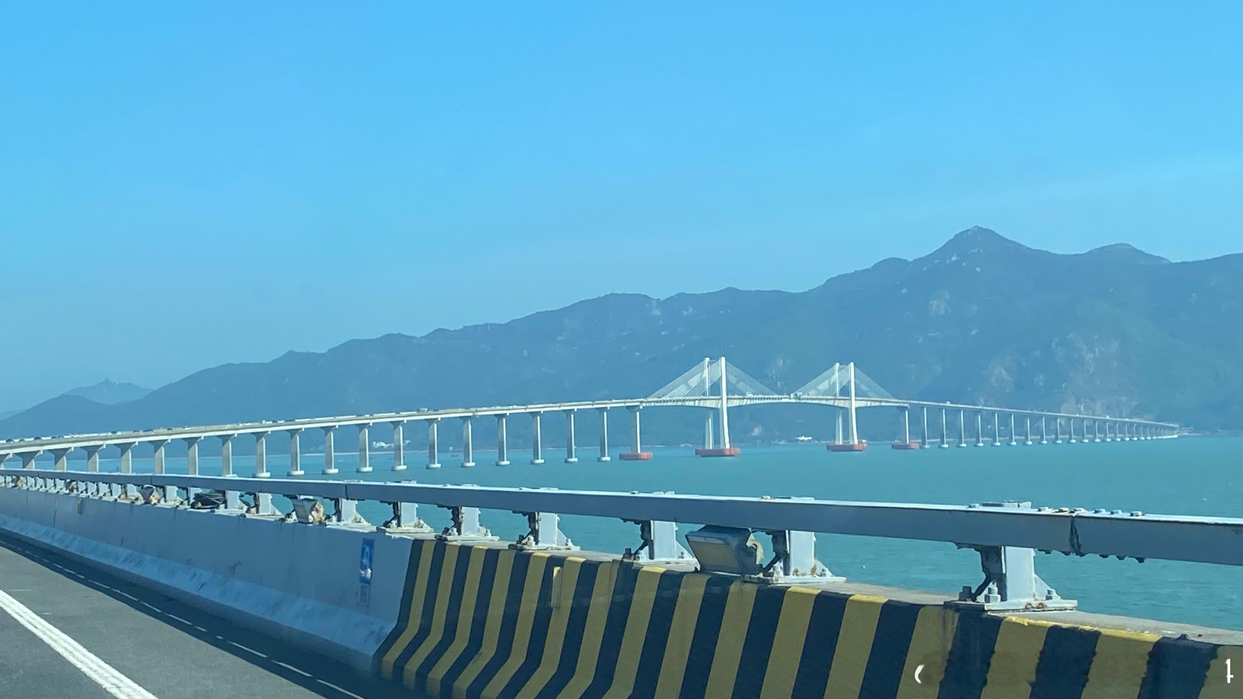 居然在上南澳岛的桥上堵了近一个小时！南澳岛虽说是不错的躺平胜地，但华山一条路的出