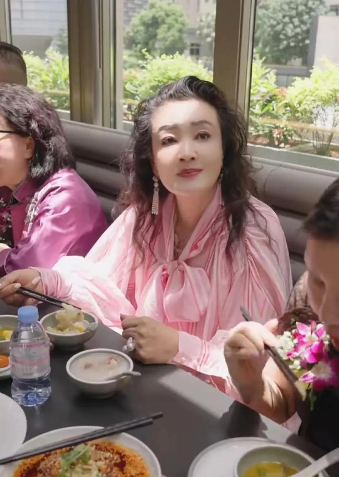 张兰是难得的好女人！她泼辣能干，对前夫和儿子死心塌地付出。可惜她遇人不淑，前夫和