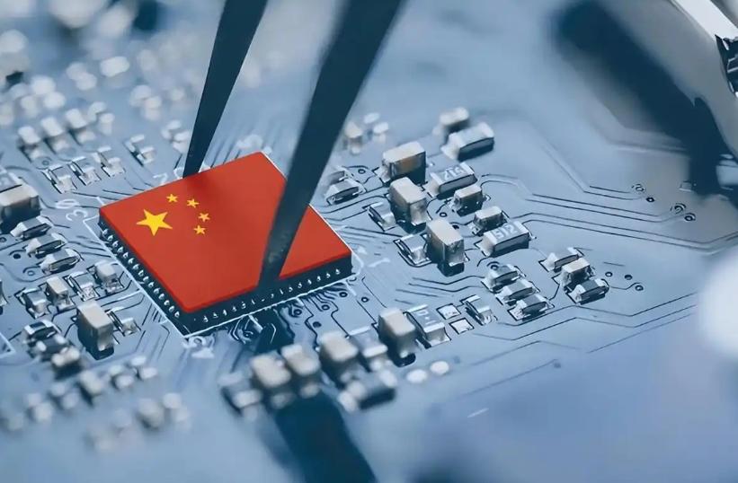 中美芯片之争，美国浪费了四年才发现自己上当了，在这四年中，中国采用你打你的，我打