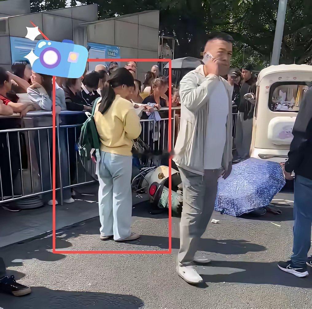 这么多劝架却拦不住黄色衣服的小姑娘她手中的车锁太过刺眼​​​