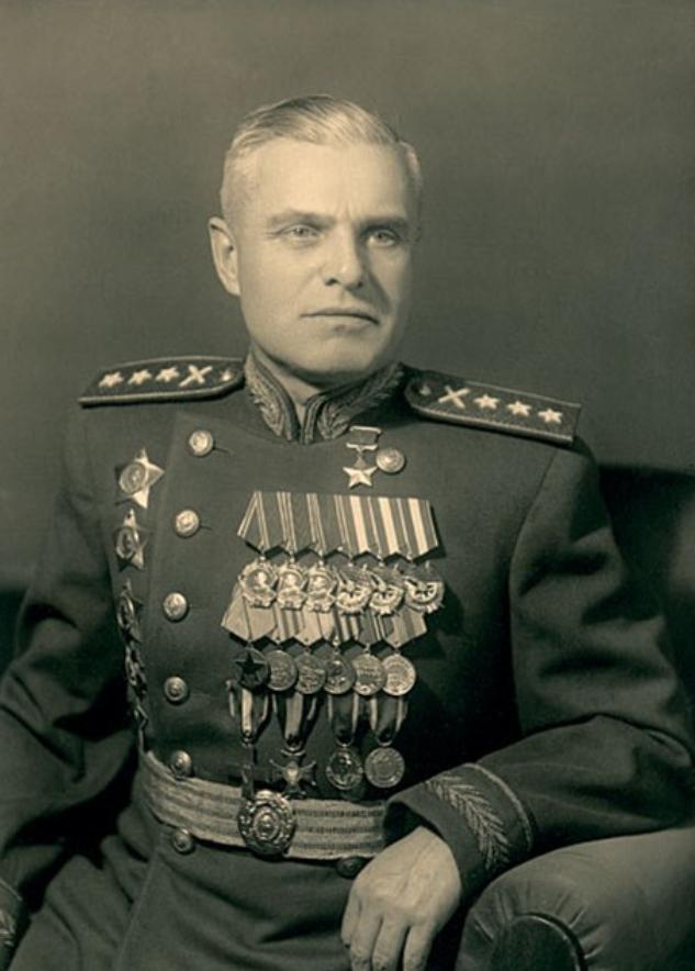 1953年3月5日，苏联铁腕领袖斯大林去世。仅仅21天后，失去斯大林庇护的儿子瓦