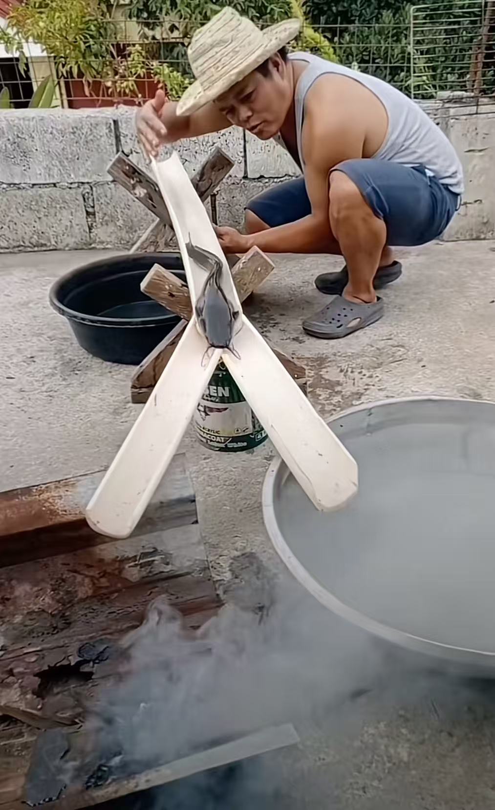 一边是逃出升天，一边是烤架升天