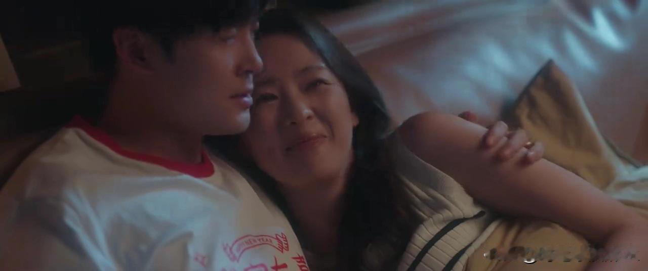 《四喜》有一个点很奇怪，冯建奇和明珠在娘家竟然睡在一个床上两家人因为婚礼没有