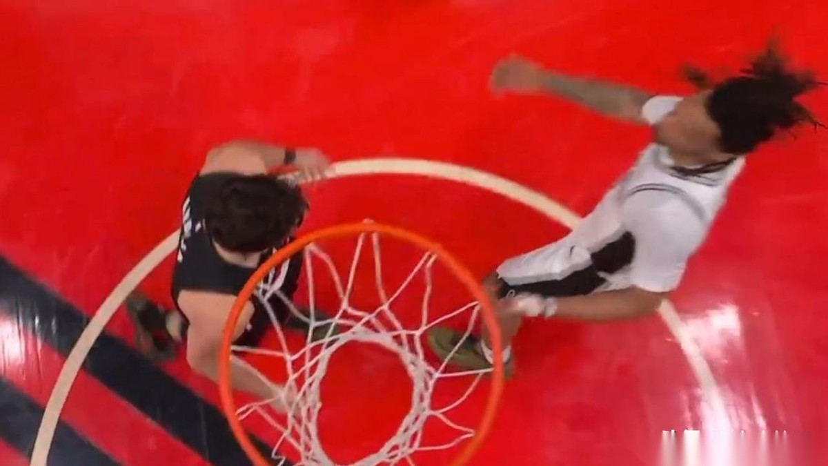 阿夫迪亚是真气坏了，被大逆转不够还遭遇卡斯尔的公开羞辱。开拓者主场跟马...