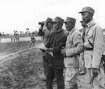 1958年军委扩大会休息间：有人说粟裕不懂打仗，陈赓一句话让全场安静。1958
