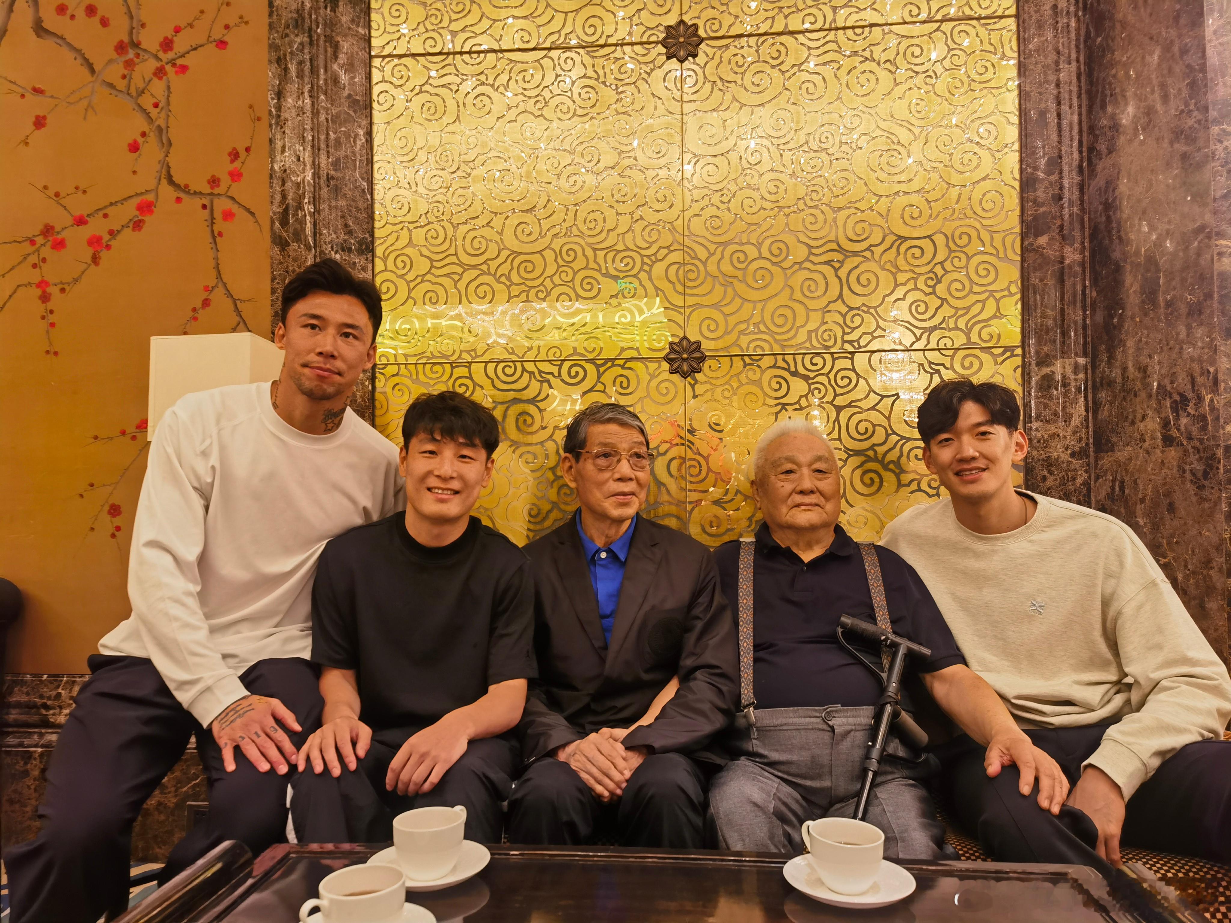 师徒三代团聚，年导93岁生日，传承奋进感恩。中超联赛上海海港年维泗90大寿徐根宝