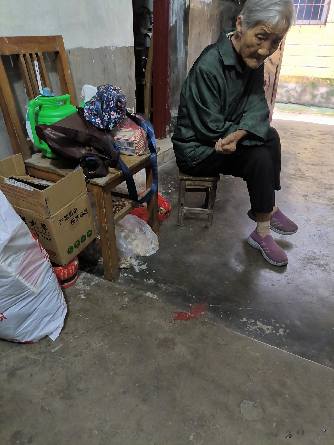 说着说着婆婆就到我家了。一进门，婆婆说，你是谁？婆婆不认识我了，我一说话，她说，
