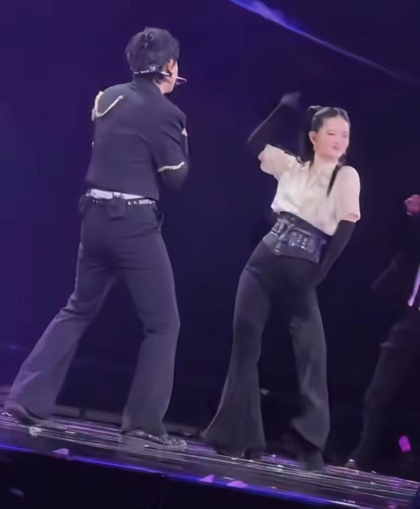 谢娜为张杰伴舞没有觉得恩爱，倒是油腻过头了31日的跨年夜上，谢娜扎着两个马尾