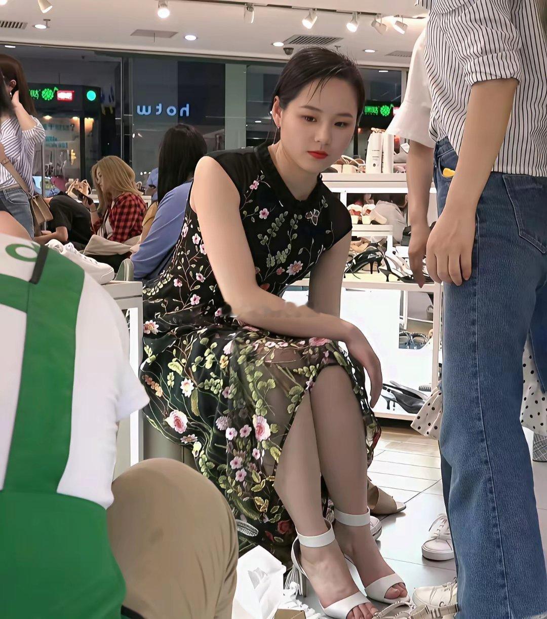 实在不行两双都买，反复纠结一个小时。​​​