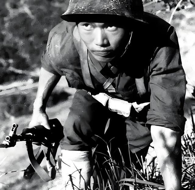 1984年，一22岁战士误闯入一个山洞，他发现里面竟都是女人，然而就在战士摸出手