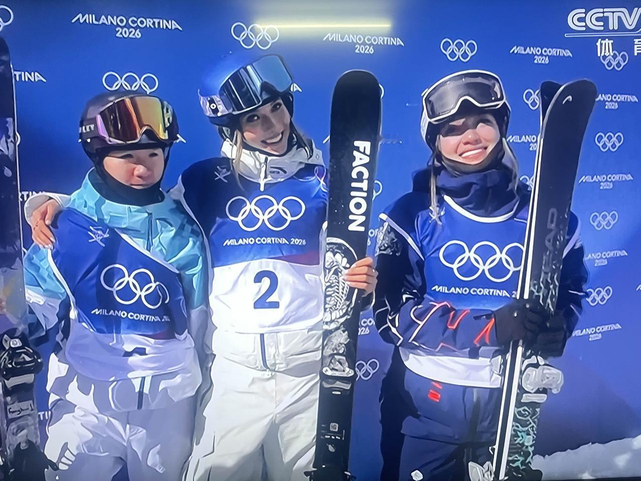 米兰冬奥·中国女子U型场地｜包揽金银，创造历史谷爱凌神图，中国女子U型场地空中