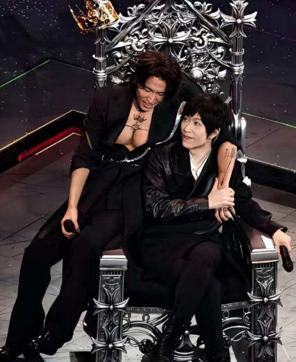 48岁言承旭这状态太绝啦！深V西装藏不住的胸肌线条，果然自律吃水煮菜不是白练的～