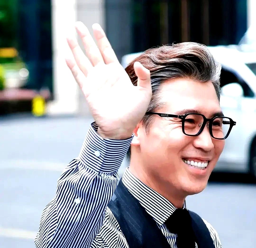 饭桌上，李乃文冷不丁一句：“有女朋友吗？”对面的陈哲远一下愣住，扒拉米饭的筷子都慢了半拍。胡军在旁边