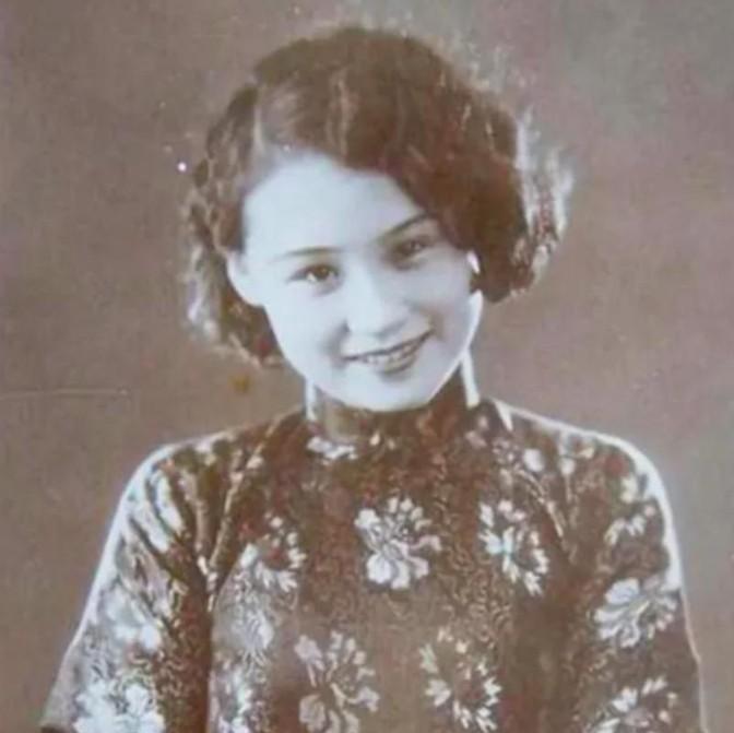 1937年，著名影星陈燕燕去闺蜜童月娟的家中做客，聊的口渴就顺手把桌上茶杯里的水