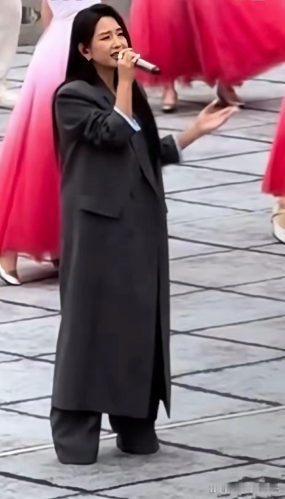 何洁，裤子是不是长了点？