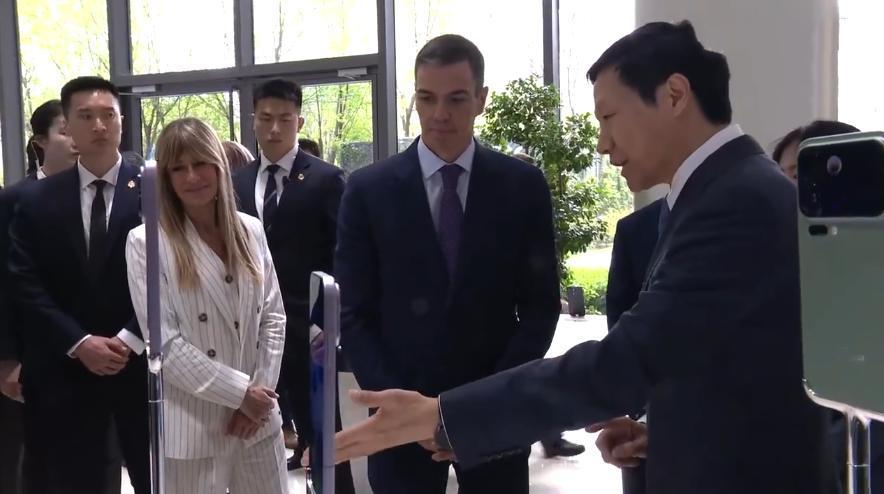 雷军和桑切斯会见，被西班牙首相夫人圈粉了，穿条纹白西装超端庄！4月13日，雷军