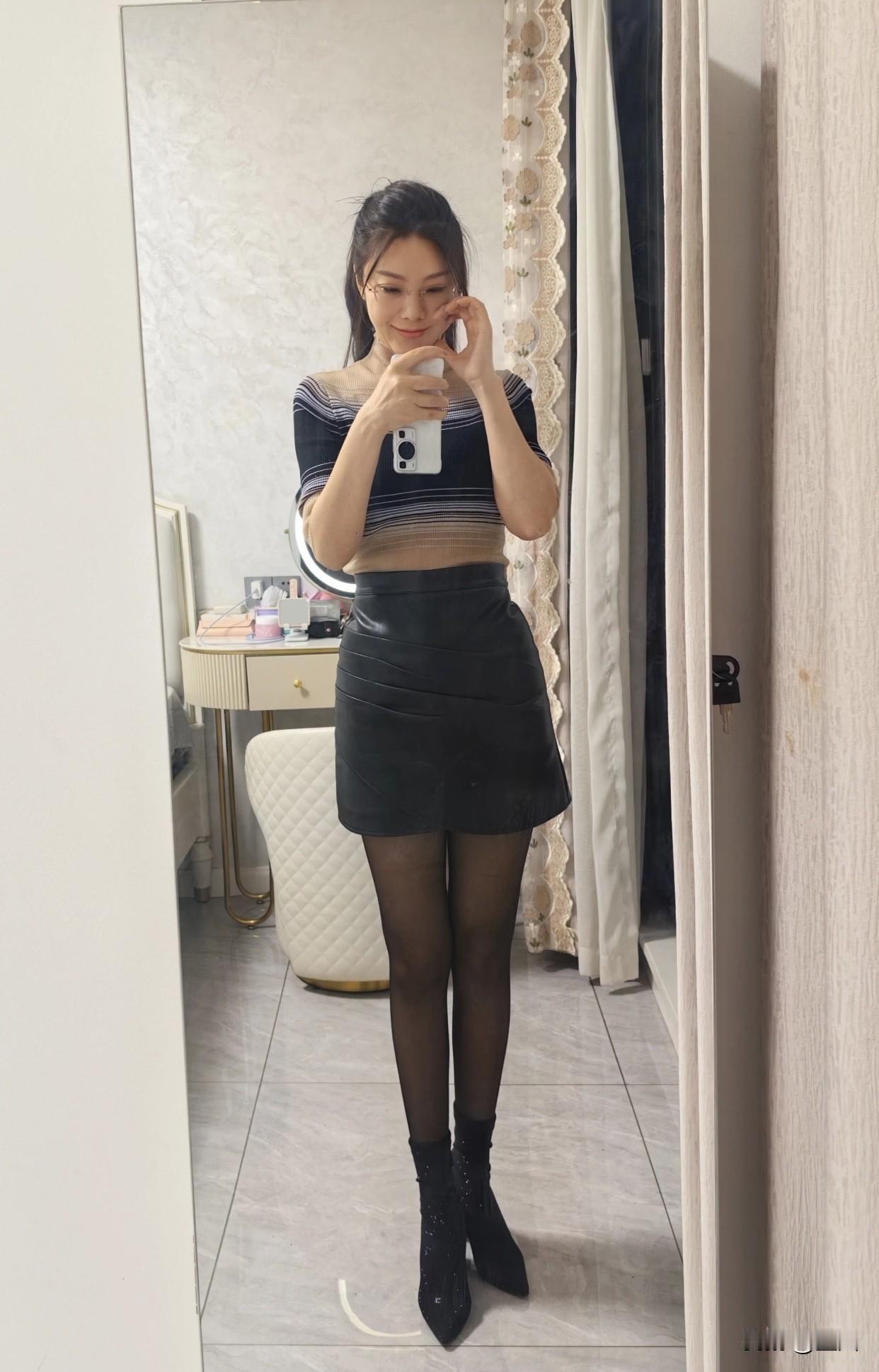 美女究竟能有多美简单编发展现完美头骨，干净妆容贵气满满，美得轻松又有千金感。