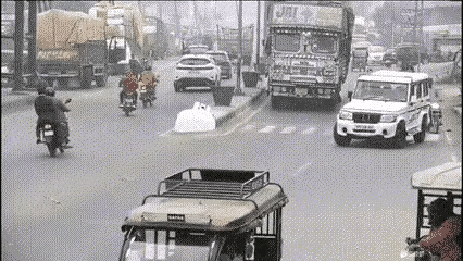 小车这是找死，在大车面前还敢这么操作！不过如果大车坚持让速不让道而直行的话，最多