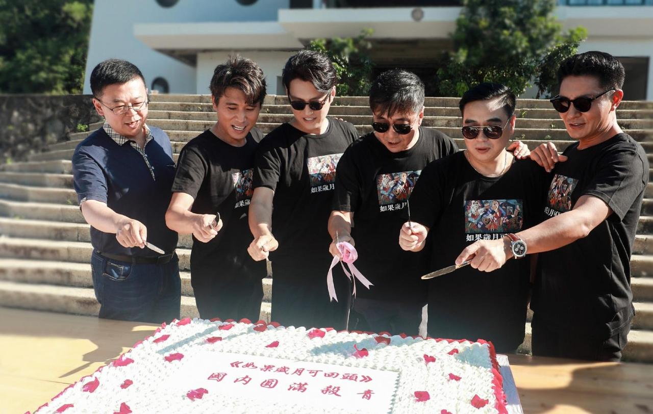 5位穿着整齐划一的男星同框：我一眼就认出了喜容绽放的李乃文，神仪明秀的靳东，