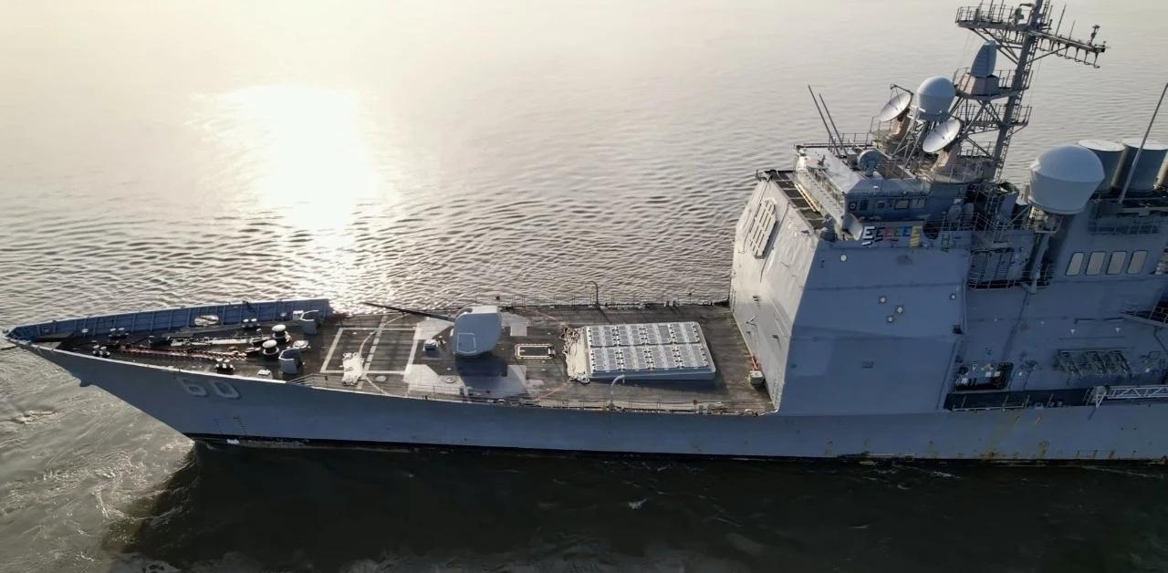 2026年2月27日，美国海军提康德罗加级导弹巡洋舰“诺曼底”号，在两艘拖船的协