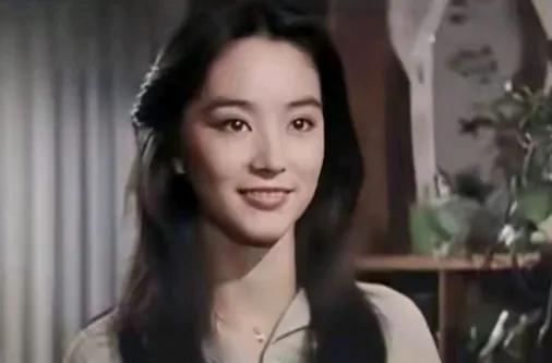 眼睛像妈妈！可是没有妈妈漂亮只是有些地方像妈妈这盛世美颜太难复制