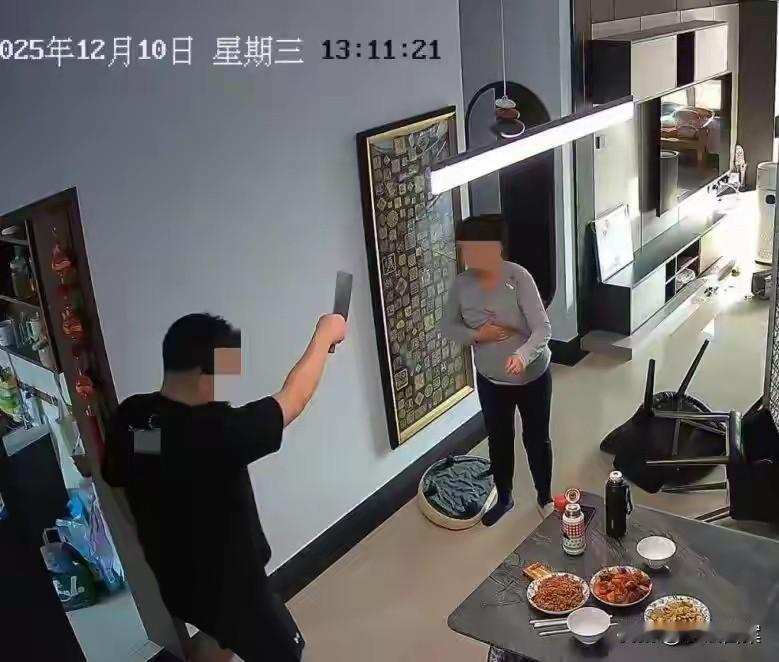 生娃55天就被家暴的女子是95后，丈夫经济条件好，双方经人介绍认识后奉子成婚。被