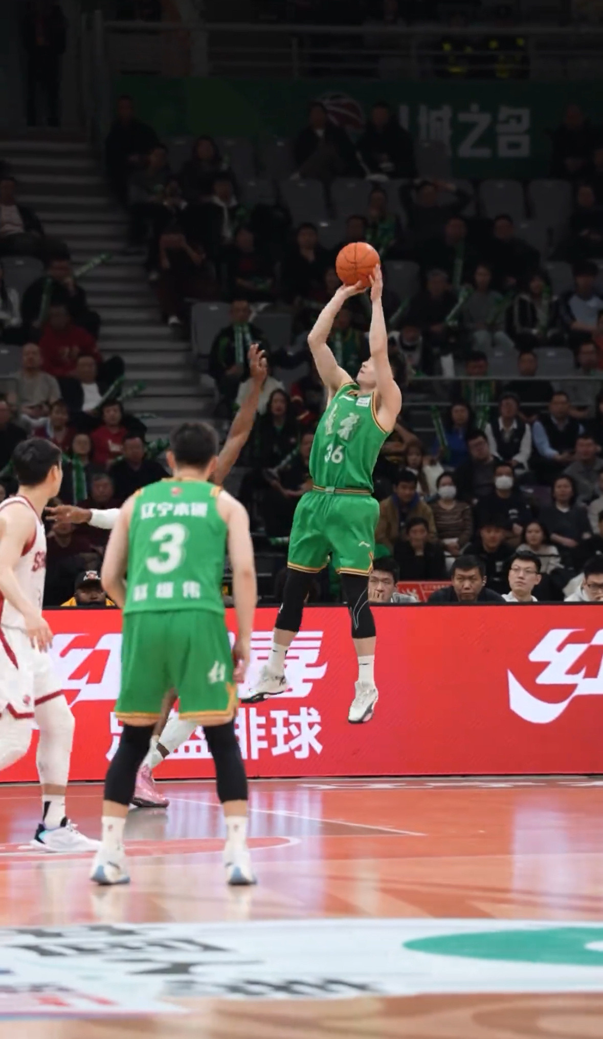 辽宁队今日出发再再飞往深圳，这是四天内的第二次飞往深圳落地深圳后，辽宁队再乘坐大