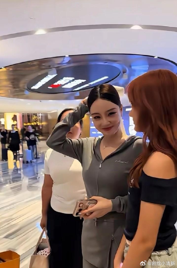 李小璐状态依旧很少女，冻龄感十足！甜馨真是暴风成长，身高都超过妈妈了，哪怕李小璐