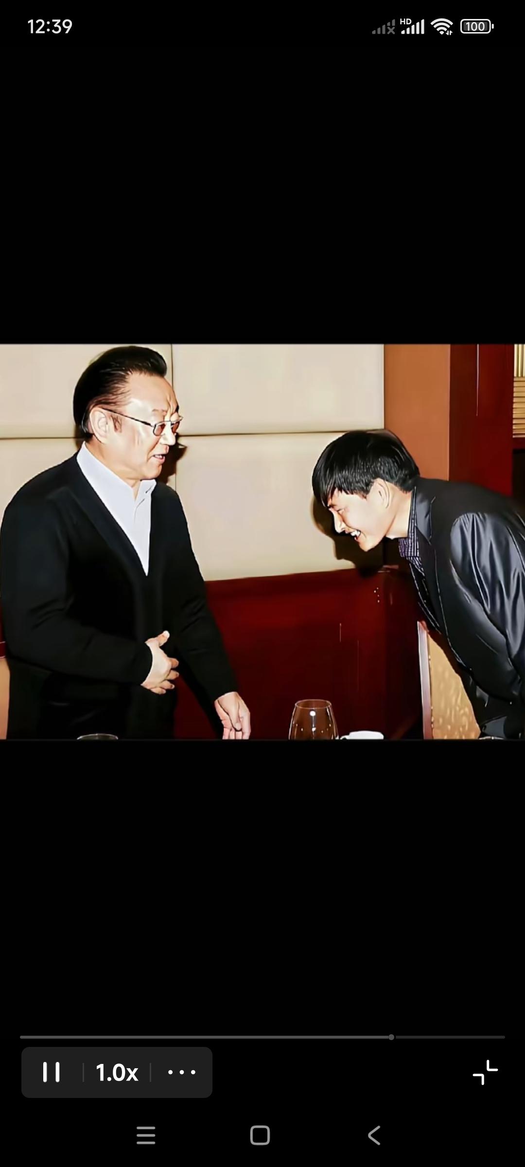 大衣哥朱之文可以说对蒋大为是毕恭毕敬。看朱之文给蒋大为行礼，腰弯的快到90度