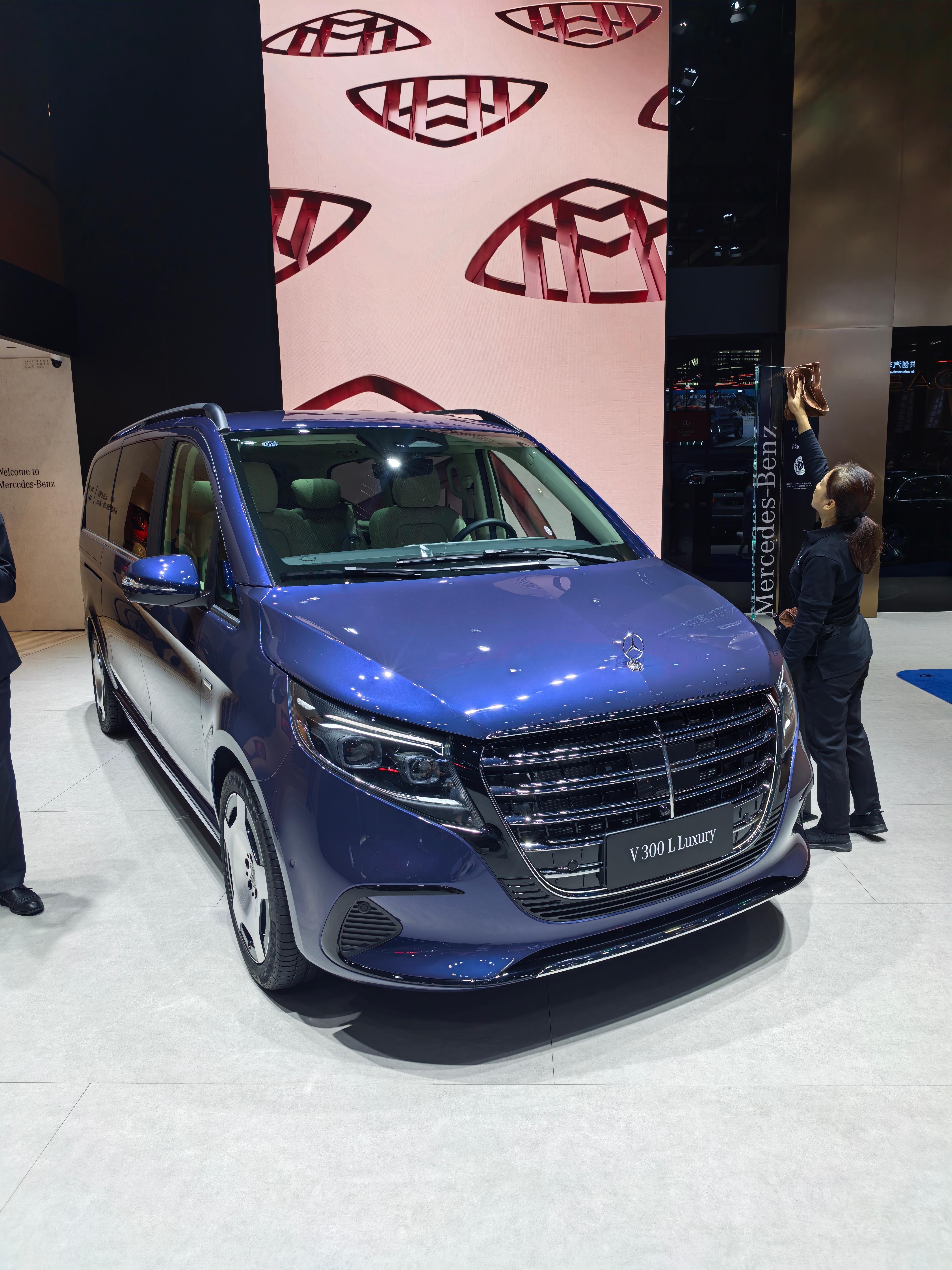 何以奔驰，惟有奔驰刚才问CFO这些年买过的车，最喜欢哪台？她说是19年的那