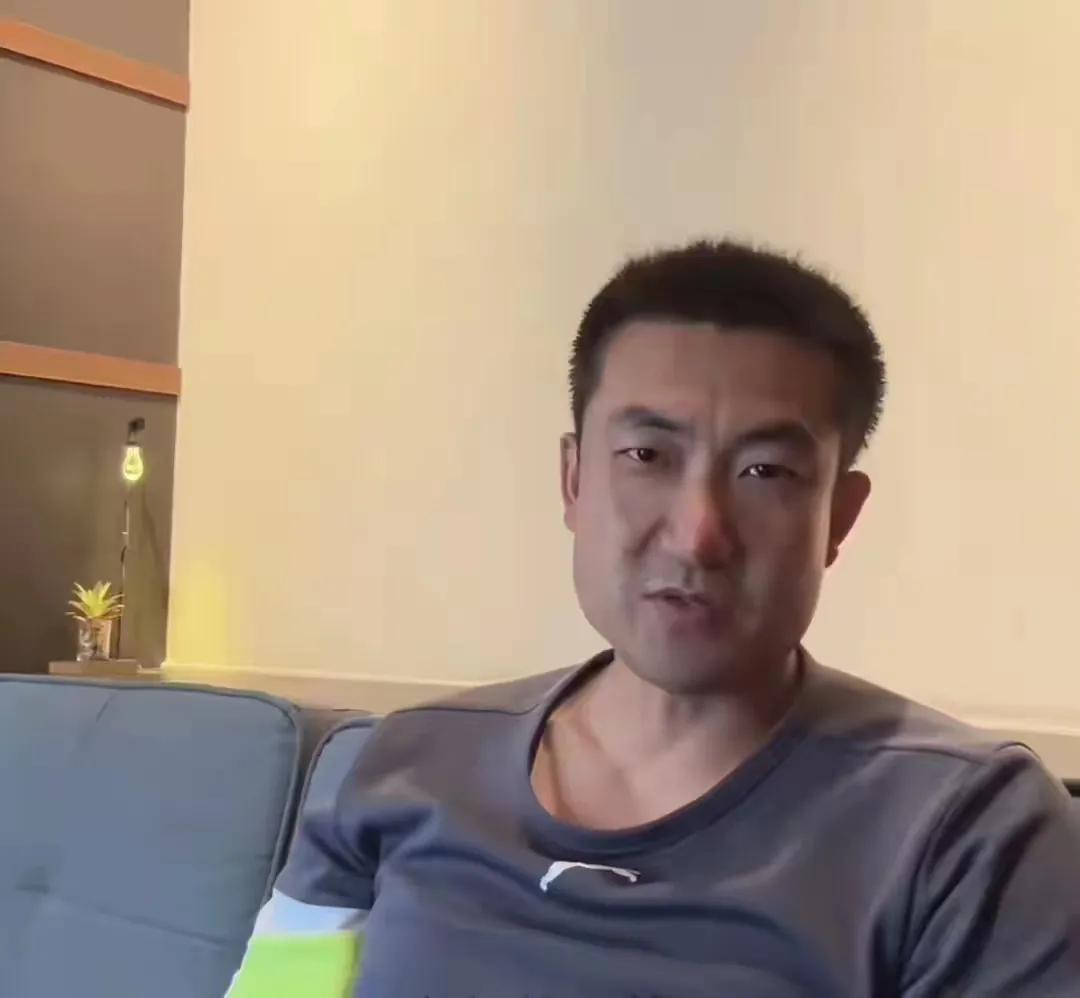 董路被40岁前国脚质疑了，对方放话：足球小将根本不是你培养的，沽名钓誉，欺世盗名