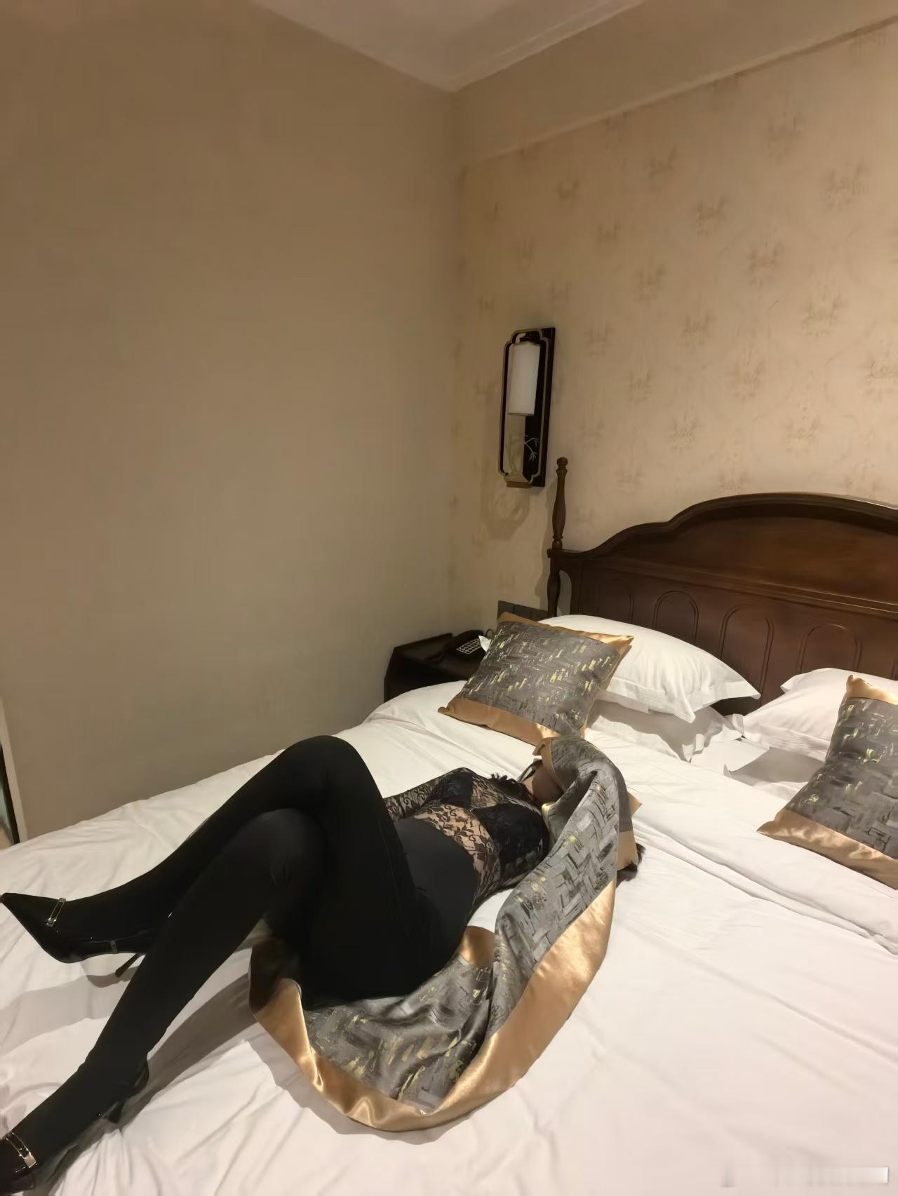 夫人的腿越看越痴迷。​​​