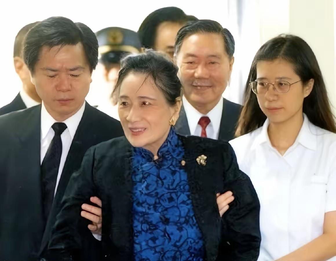 1994年，宋美龄探望住院的外甥女孔令伟，一张罕见的留影，要知道这一年的她已经9