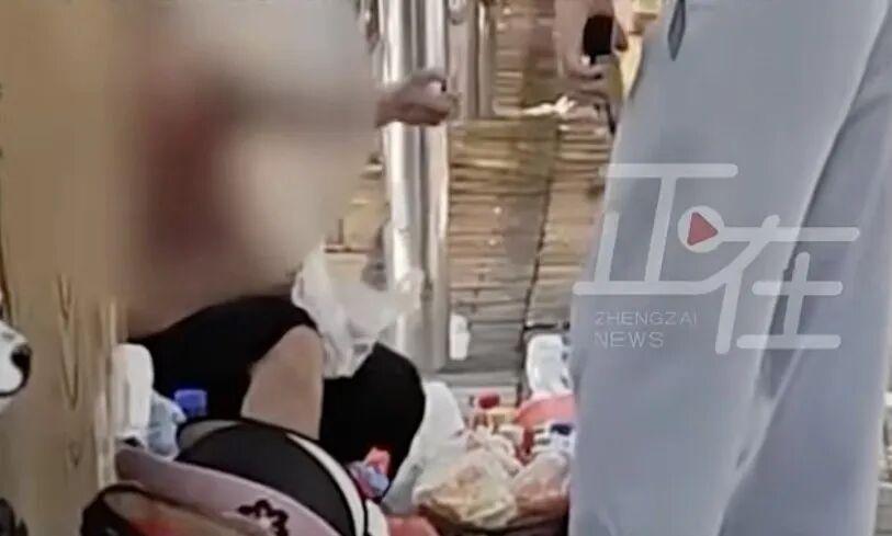 太炸裂了！景区门口，八旬老人捡游客喝完的空瓶子灌水当矿泉水售卖，工作人员明明清楚